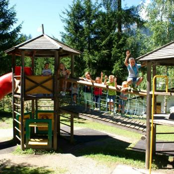 Familienurlaub in Osttirol - Zwerge willkommen: Im Osttiroler Hochpustertal setzten sich von Mai bis Oktober Groß und Klein sprichwörtlich ins „gemachte Nest" - (c) Osttirol Werbung