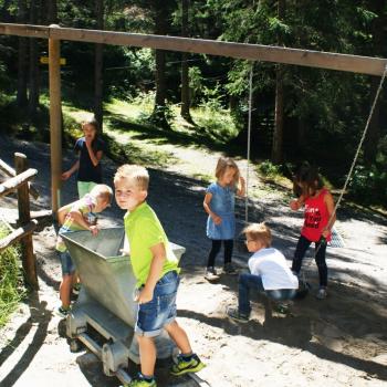 Familienurlaub in Osttirol - Zwerge willkommen: Im Osttiroler Hochpustertal setzten sich von Mai bis Oktober Groß und Klein sprichwörtlich ins „gemachte Nest" - (c) Osttirol Werbung