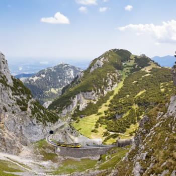 Schon seit über 100 Jahren bringt die WendelsteinZahnradbahn als Deutschlands älteste Hochgebirgsbahn Ausflügler und Wanderer in zirka 25 Minuten auf den Gipfel - (c) Chiemsee Alpenland