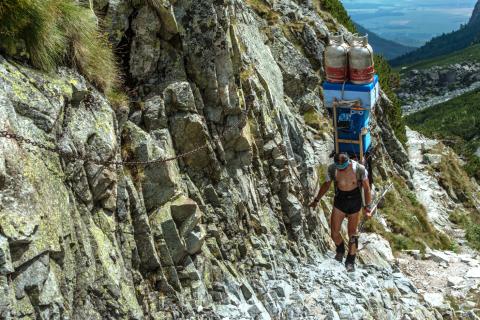Unter der Last, getragen mit der Leichtigkeit der Freiheit - die Sherpas der Hohen Tatra (Slowakei) - (c) Pascal Tournaire