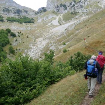 Bis über 2.700 Meter hoch ragen hier die Gipfel. Steinerne, verkarstete Kalkriesen - Wandern in den Albanischen Alpen - (c) Klaus Pfenning