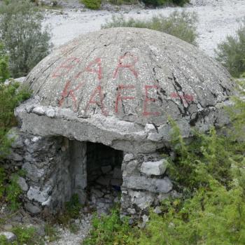 Die zahlreichen Bunker sind stumme Zeugen der Herrschaft von Langzeitdiktator Enver Hoxha - Wandern in den Albanischen Alpen - (c) Klaus Pfenning