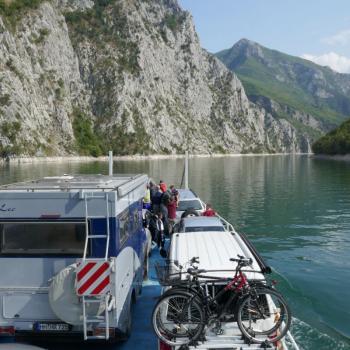 fast drei Stunden schippern wir mit einer klapprigen kleinen Fähre entlang des Komani-Stausees - Wandern in den Albanischen Alpen - (c) Klaus Pfenning
