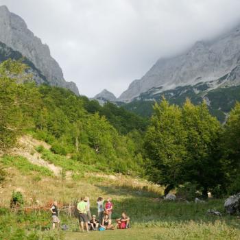 Bei der Organisation einer individuellen Reise helfen lokale Agenturen vor Ort - Wandern in den Albanischen Alpen - (c) Klaus Pfenning