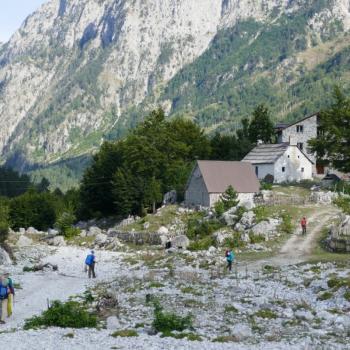 Unsere erste, fast siebenstündige Tour führt uns von Valbona aus  zum gut 2.000 Meter hochgelegenen Rozi-Pass an der Grenze zu Montenegro - Wandern in den Albanischen Alpen - (c) Klaus Pfenning