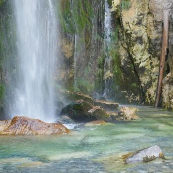 Vorbei geht es an einem Wasserfall, der aus 25 Metern Höhe in einen türkisgrünen Tümpel rauscht - Wandern in den Albanischen Alpen - (c) Klaus Pfenning