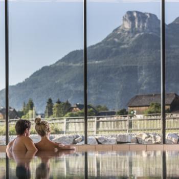 Blick auf dem Inddorpool des Narzissen Vital Resorts auf den Loser - (c) Luttenberger
