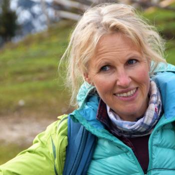 Maria Bachmann nennt sich Kräuterhexe und gibt ihr Wissen bei geführten Kräuterwanderungen im Kufsteinerland an Interessierte weiter - (c) Gabi Vögele
