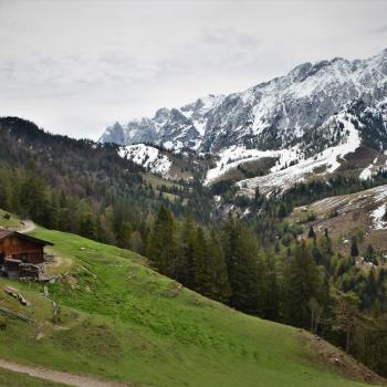 Während man in einem der ältesten Lifte Tirols, dem durch eine Generalsanierung 2015 neues Leben eingehaucht wurde, den noch schneebedeckten Gipfeln des Kaisergebirges langsam näher kommt, bleibt Zeit, den Blick schweifen zu lassen - (c) Gabi Vögele