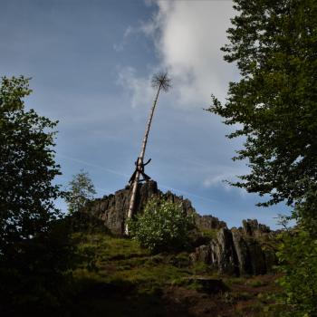 Durch den Wald wandern wir weiter und erreichen ein weiteres Highlight der Vulkanregion Vogelsberg den Bilstein - Wandern im Vogelsberg – Die Gipfeltour Schotten - (c) Gabi Vögele