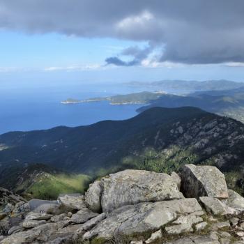 Ein atemberaubender Rundumblick über Elba bis nach Korsika erwartet den Wanderer am Gipfel des Monte Capanne - (c) Gabi Vögele