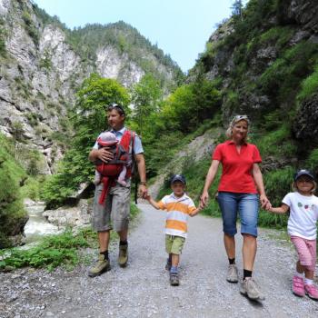 Wandervielfalt in Österreichs Wanderdörfern - Familienwanderung in der Kundler Klamm - (c) Alpbachtal Seenland Tourismus