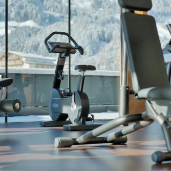 Der Fitnessraum lädt die Eltern zum Sporteln ein - Kinderhotel mit Lifestyle „alpina zillertal“ in Fügen