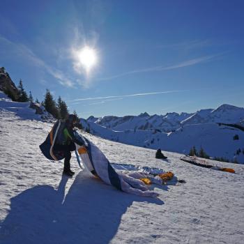 Nach den Vorbereitungen geht es zum Flug über die Tiroler Bergwelt - Winterwanderung auf dem Neunerköpfle - (c) Maren Recken