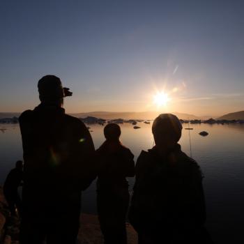 Ostgrönland - vor der Kulisse unzähliger Eisberge wird der Sonnenuntergang genossen