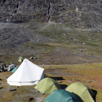 Ostgrönland - 7 Uhr morgens: Es ist kuschlig im Schlafsack, die Glieder schmerzen. Die Sonne erwärmt das Zelt