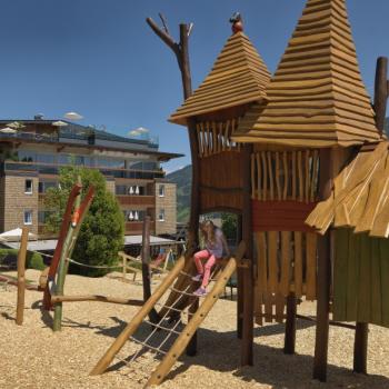 Kletter- und Hüpfspass auf dem Spielplatz - Kinderhotel mit Lifestyle „alpina zillertal“ in Fügen