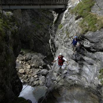 Klettern in Osttirol - Ein Familienabenteuer ist der Klettersteig „Verborgene Welt“. Vier Seilbrücken führen vorbei an tosenden Wasserfällen und erlauben spektakuläre Tiefblicke - (c) TVB Lienz/Profer