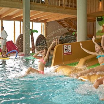 Rutsch-Spass auf der Trioslide im Activity Pool - Kinderhotel mit Lifestyle „alpina zillertal“ in Fügen