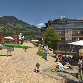 Der Spielplatz lädt zum Spielen im Freien ein - Kinderhotel mit Lifestyle „alpina zillertal“ in Fügen