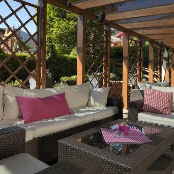 Auf der Terrasse kann man den Tag gemütlich ausklingen lassen - Kinderhotel mit Lifestyle „alpina zillertal“ in Fügen