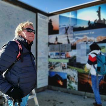 Unser Wanderführer Klaus genießt lieber die Aussicht - Winterwanderung auf dem Neunerköpfle - (c) Maren Recken