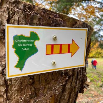 Ein gelungenes Wegesystem leitet den Wanderer - gelb-rote Pfeile für den Ortshistorischen Erlebnisweg - gelb-grüne Pfeile für den Waldhistorischen Erlebnisweg - (c) Sabine Zoller