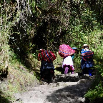 Einheimische Frauen tragen ihre Waren über den Inka Trail - (c) Christine Kroll
