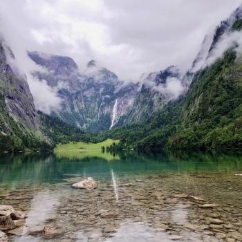 Im Obersee spiegeln sich die umliegenden Berge und der höchste Wasserfall Deutschlands - (c) Christine Kroll