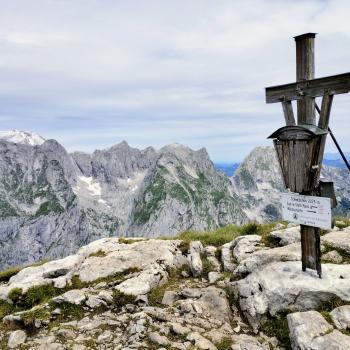 DAs Gipfelkreuz des Schneibensteins ist unscheinbar... - (c) Christine Kroll
