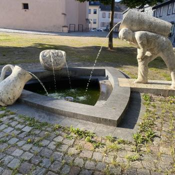 Die Skulptur am Brunnen des Marktplatzes erinnert an die stolzen Martinsthaler Weinbauern - (c) Thomas Rentschler