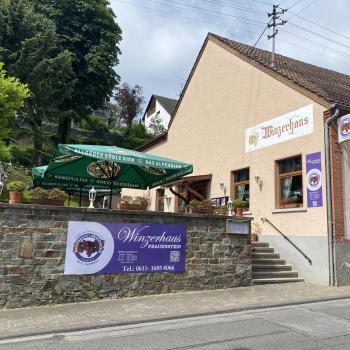 In allen Orten bei der Wanderung um Rheingau laden Winzer zum Einkehren ein, wie hier in Frauenstein - (c) Thomas Rentschler