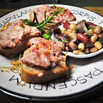 Crostino del Capacciolo (Salsiccia tipica soranese con Patate) e insalata di fagioli soranesi, einer Kartoffelwurst aus der Gegend um Sorano und einem Bohnensalat mit ebenfalls in dieser Gegend typischen Bohnen - (c) Jörg Bornmann