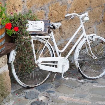 Wenn das kein Zeichen ist, das 'Hinweisschild' zum Restaurant die Osteria L’Ottova Rima in Sorano ist ein altes Fahrrad - (c) Jörg Bornmann