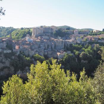 Der Blick auf das Städtchen Sorano allein ist schon die Reise in die Maremma wert - (c) Jörg Bornmann