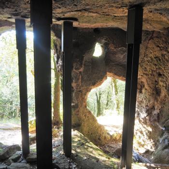 Auf unserer Wanderung besichtigen wir zahlreiche ehemalige Wohnhöhlen, die aus dem Tuffstein gehauen wurden. Heute müssen sie aus Sicherheitsgründen oftmals abgestützt werden - (c) Jörg Bornmann