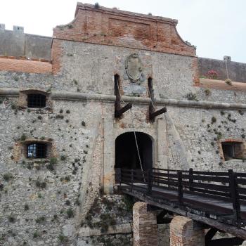 Die Promenaderunde von Porto Santo Stefano führt uns durch die mittelalterliche Stadt hin zur Festungsanlage hoch über dem Hafen - (c) Jörg Bornmann