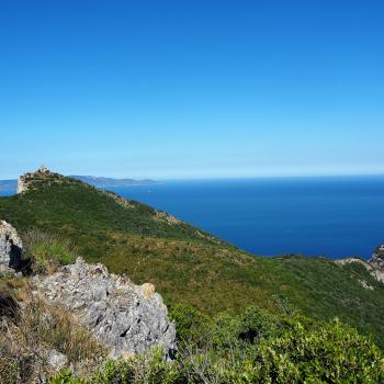 Bei der Wanderung zum Torre di Capo d’Uomo hat man immer wieder abwechslunsreiche Aussichten auf das Meer - (c) Jörg Bornmann