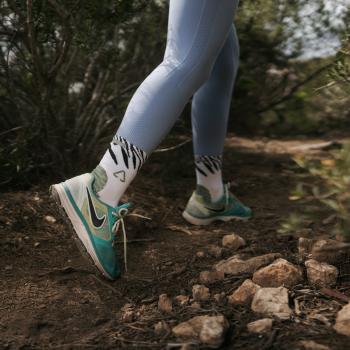 Zeckenabwehr beginnt am Fuß  Socke schreckt Zecken ab – Risiko vor Krankheiten bei Wanderungen und Outdoor-Aktivitäten senken - (c) P.A.C.