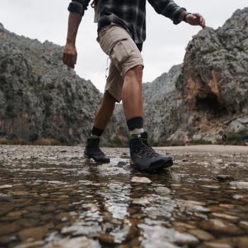 Zeckenabwehr beginnt am Fuß  Socke schreckt Zecken ab – Risiko vor Krankheiten bei Wanderungen und Outdoor-Aktivitäten senken - (c) P.A.C.