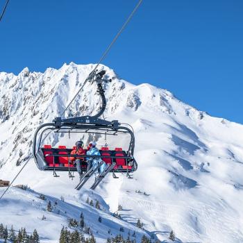 Bequem zum Start auf die Piste mit den modernen Liftanlagen von KitzSki - (c) KitsSki