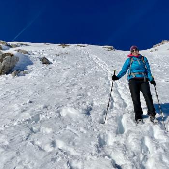Wenn es steiler wird, sind Stöcke im tiefen Schnee hilfreich - (c) Christine Kroll