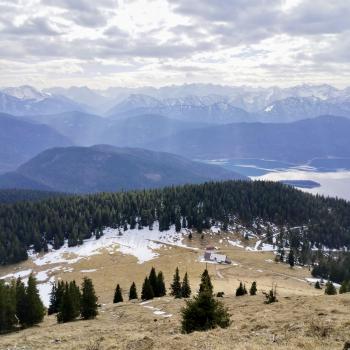 Vom grasigen Gipfeldes Jochbergs blickt man auf den Walchensee - (c) Christine Kroll