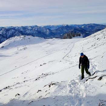 Über eine tiefverschneite Hochalm spurt man die letzten Meter zum Breitenstein - (c) Christine Kroll