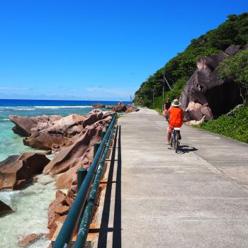 Mit dem Fahrrad kann man La Digue gemütlich entdecken - (c) Enric Boixadós