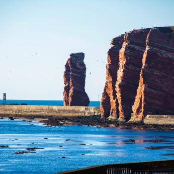 Die Lange Anna ist ein etwa 47 Meter hoher Felsen aus rotem Buntsandstein, der auf der Insel Helgoland aus der Nordsee ragt - (c) Sascha Stamm