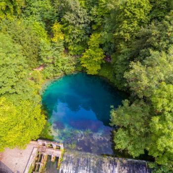 Wie ein Juwel liegt der Blautopf am Fuß der Schwäbischen Alb – eine intensiv türkisfarbene Karstquelle, aus der die Blau entspringt - (c) Mathias Struck
