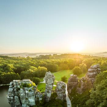 Wie steinerne Zeugen der Erdgeschichte thronen die Externsteine als Relikte einer alten Meeresküste aus dem Teutoburger Wald - (c) D. Ketz