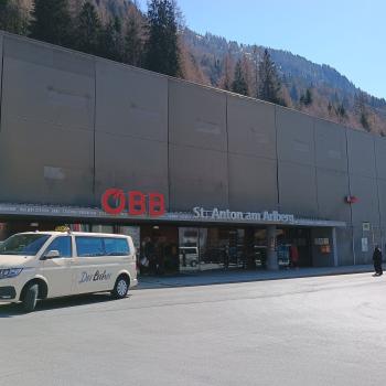 Mitten im Ortszentrum liegt der ICE-Bahnhof von St. Anton... - (c) Christine Kroll