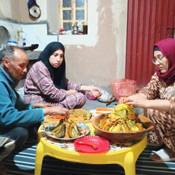 Bassou, Fatima und Nadia stellen das Abendessen zusammen - (c) Christine Kroll